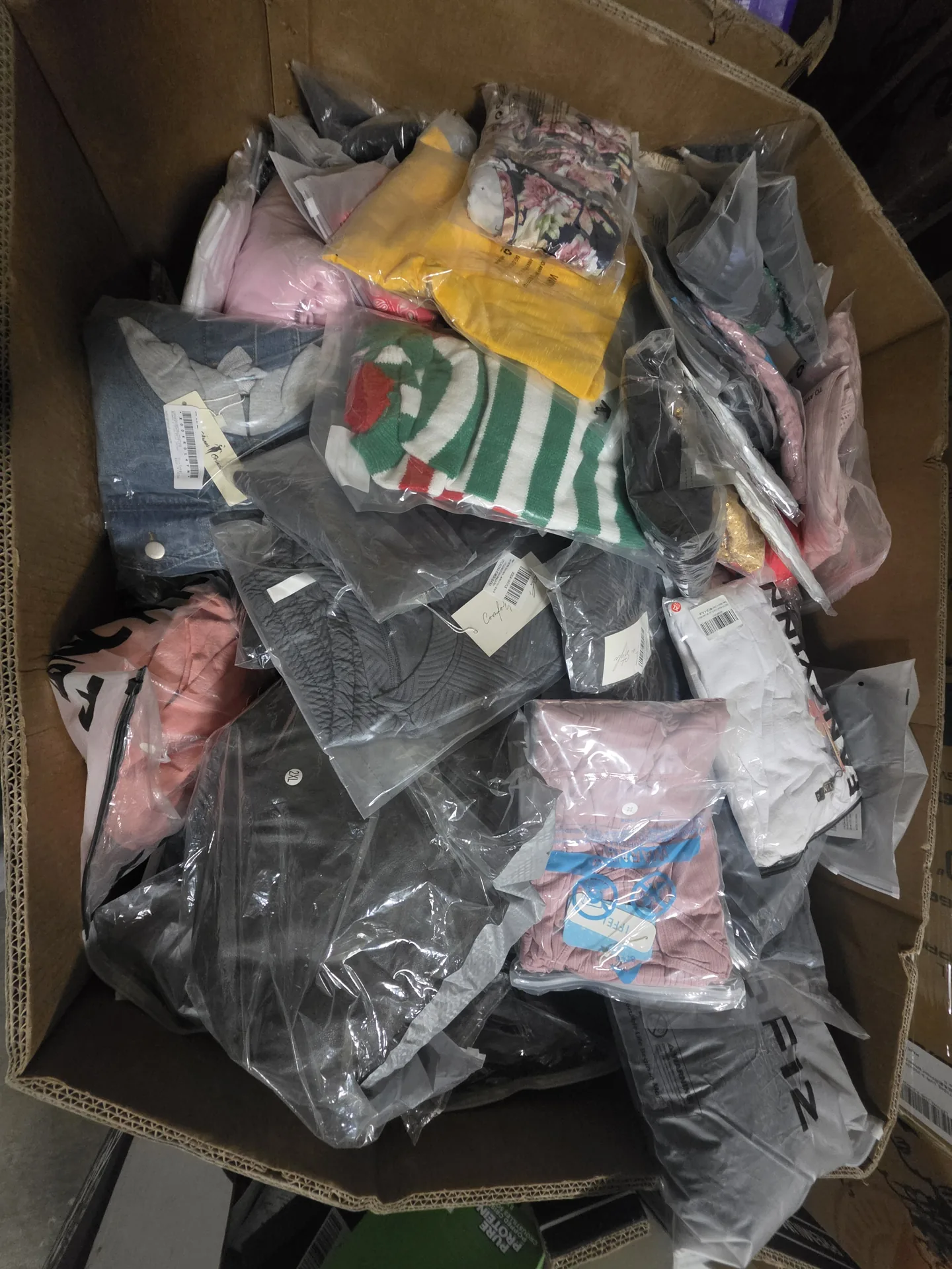 AMZ Mixed Clothing — wholesale liquidation pallet photo
